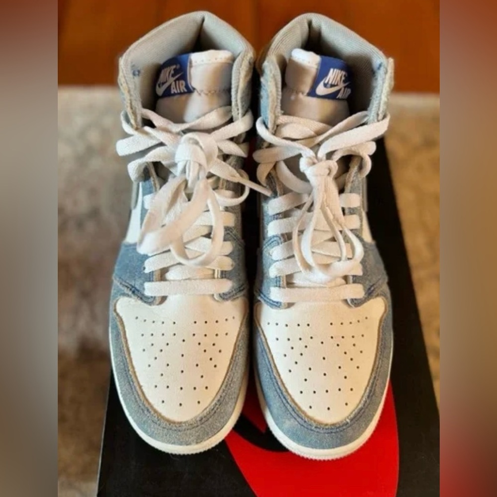 Nike Air Jordan 1 High in Light Blue, White - Picture 4 of 5